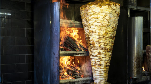 Популярна турска верига за дюнери бе уличена във връзки с