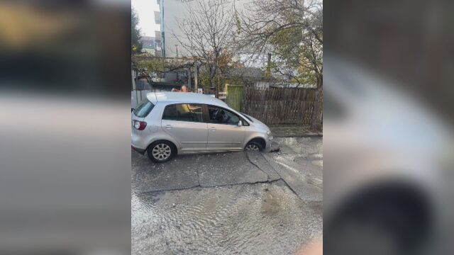 Снимка: Кола пропадна в дупка, отворила се след авария в Пловдив (СНИМКИ)