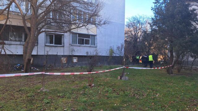 Снимка: Мъж и жена са обгазени при пожар в София, двама полицаи са ранени (СНИМКИ)