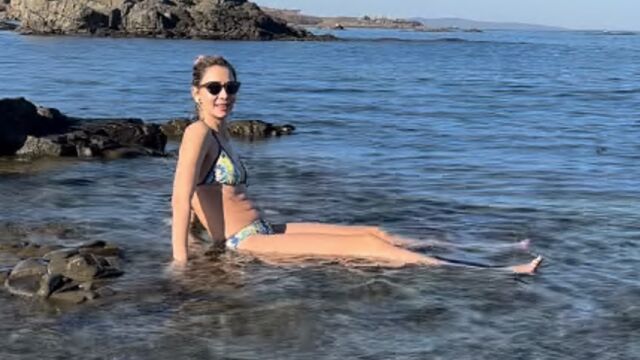Снимка: Коледа на плажа: Нети се къпе в морето посред зима (ВИДЕО)