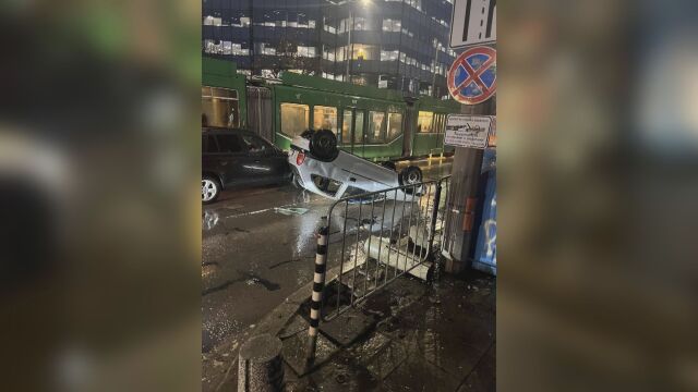Снимка: Кола се обърна по таван в центъра на София (СНИМКИ)
