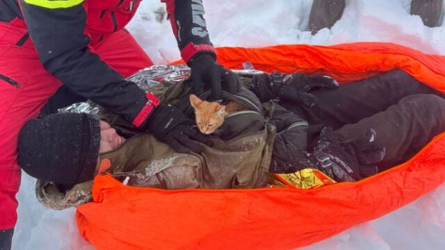 Снимка: Котето му го топлеше и поддържаше жив: Спасиха украинец, бягащ от войната, в румънска планина (ВИДЕО И СНИМКИ)