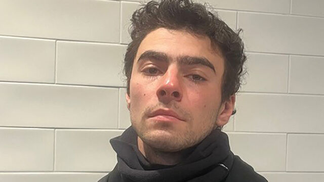 Снимка: Обвиниха мъж, представил се за агент на ФБР, поискал да изведе от ареста емблематичен обвиняем