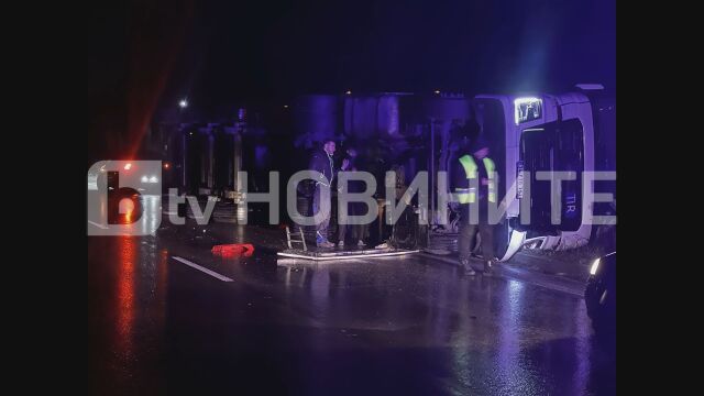 Снимка: Камион се преобърна в Прохода на Републиката