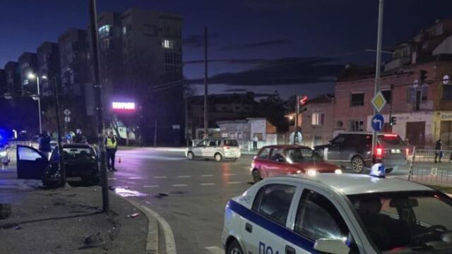 Снимка: Докато чакат на светофар: Майка и двете ѝ деца са ударени от кола в Ямбол