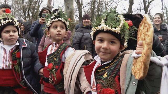 Снимка: Уникален обичай: В първия ден на Коледа оживява традицията на танцуващите коледари