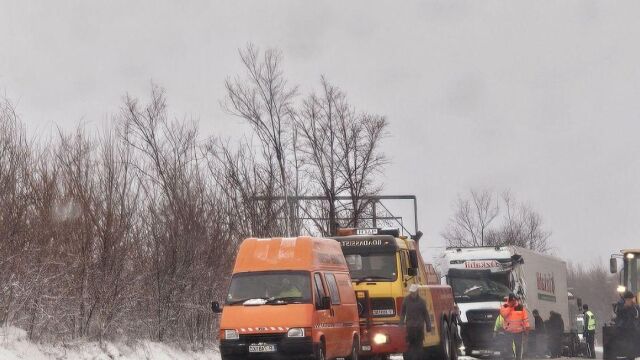 Снимка: Навлизане в насрещното: Камион се удари челно в снегорин и блокира движението за над 4 часа (СНИМКИ)