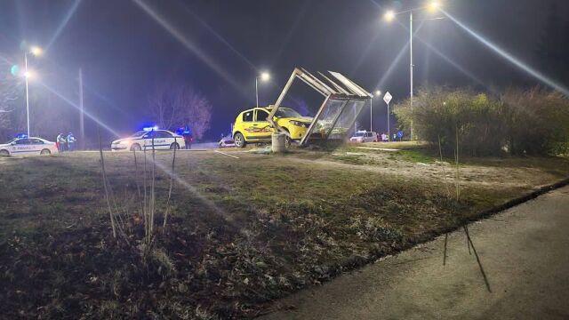 Снимка: Такси се вряза в автобусна спирка в Шумен (СНИМКИ)