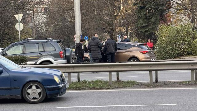 Снимка: Автомобил се удари в стълб на бул. „Цариградско шосе“, има голямо задръстване (СНИМКИ)