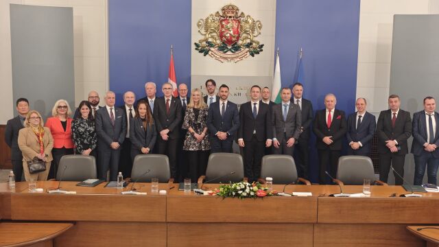 Снимка: България подписа стратегически договор за новите ядрени мощности на АЕЦ „Козлодуй“