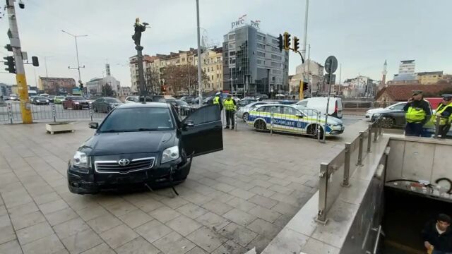Снимка: Кола катастрофира до подлеза на метростанция 