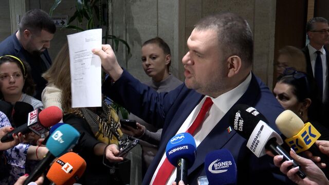 Снимка: Пеевски показа документи с подписи: Всичките се завираха в кабинета на Борисов и в моя 