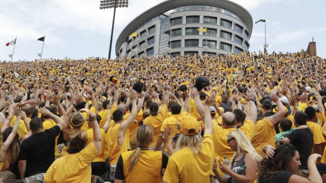 Снимка: Защо 70 000 души махат в унисон? (ВИДЕО)