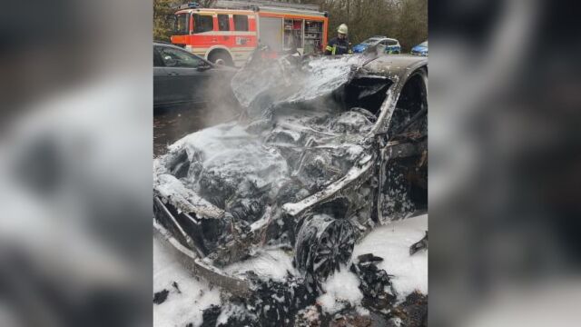 Снимка: Жена запали фойерверк, за да зарадва 5-годишния си син, и унищожи луксозен автомобил 