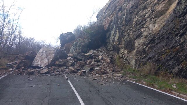 5 машини разчистват свлечената скална маса в района на село Кърнаре (СНИМКИ)
