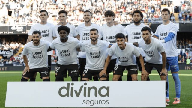 Снимка: Валенсия показа специални тениски в подкрепа на Пенев (ВИДЕО)