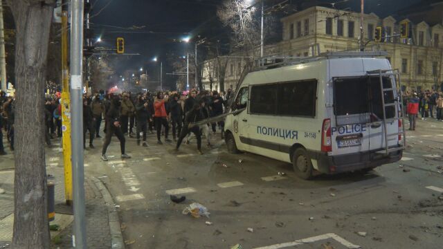 Снимка: Арестуваните за агресия на масовия протест от 1 декември остават зад решетките