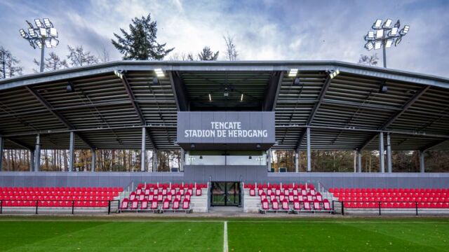 Снимка: Само на 19: Построи стадион и победи Атлетико Мадрид в първия мач (ГАЛЕРИЯ)