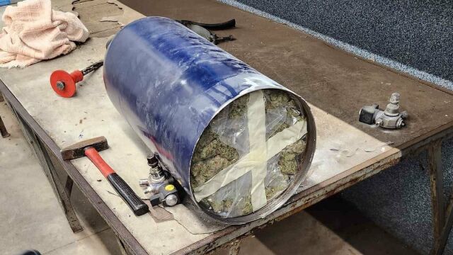 Откриха 70 кг марихуана в 8 газови бутилки на две коли за над 1 милион лева (СНИМКИ)