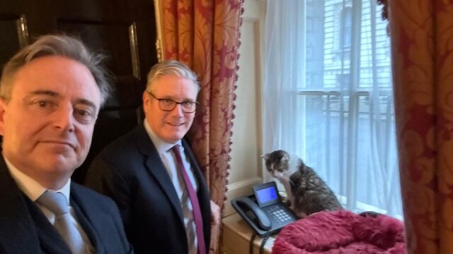 Снимка: Котаракът Максимус на белгийския премиер засенчва по слава котарака на британските премиери