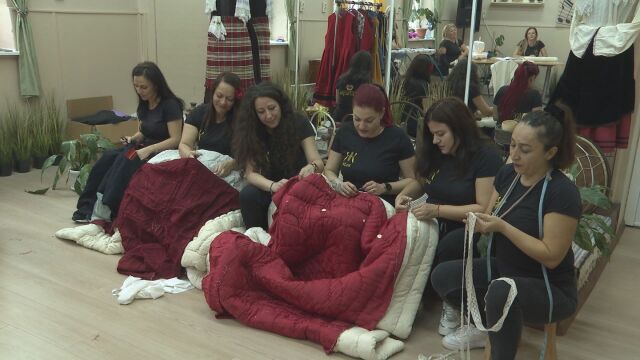 Снимка: С песен на уста и ножица в ръка: Жени от Добрич сами шият носиите на детска фолклорна група