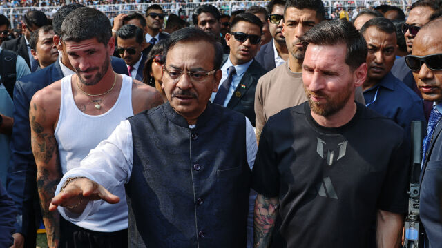 Снимка: В Индия се ядосаха на Меси, чупиха седалки и хвърляха предмети (ВИДЕО)