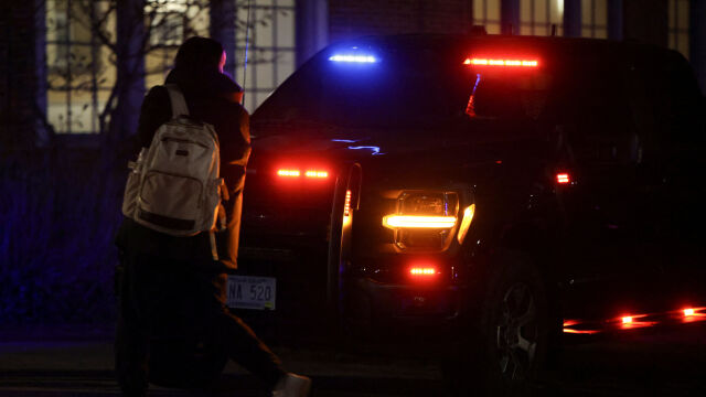 Снимка: Мъж уби сина си и бившата си жена при стрелба в университета „Браун“ 