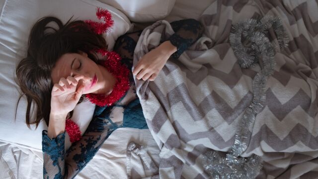 Снимка: Спим ли по зле по Коледа: Как ни влияят алкохолът, стресът и храната