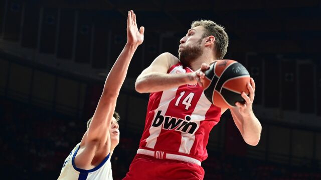 Снимка: Магията на Везенков не бе достатъчна за Олимпиакос (ВИДЕО)