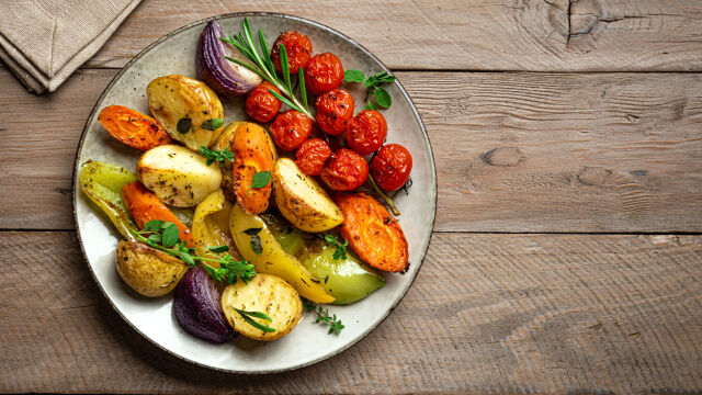 Снимка: Постни рецепти на деня: 17 декември: Микс от зеленчуци на фурна