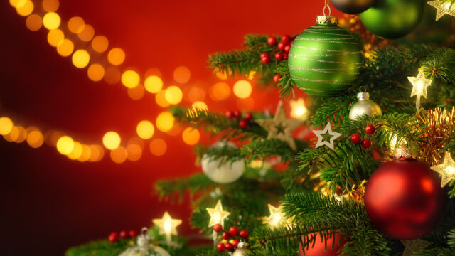 Снимка: Как правилно да украсим коледната елха – за да привлечем здраве, късмет и пари