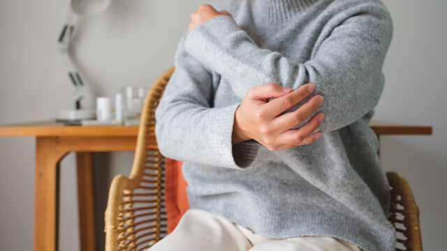 Снимка: Сковани стави при студено и влажно време? Какво стои зад усещането?