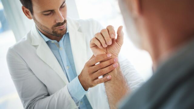 Снимка: Болки в китката: 7 чести причини, които не бива да подценявате