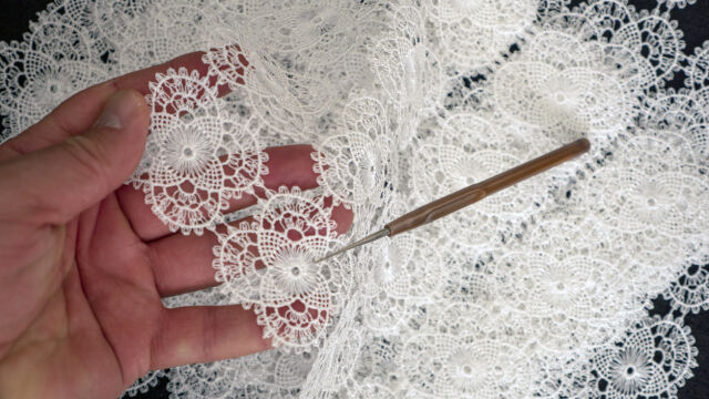 Снимка: Показват 50 модела плетива на една кука в този град