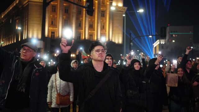 Нов антиправителствен протест събра хиляди в Триъгълника на властта