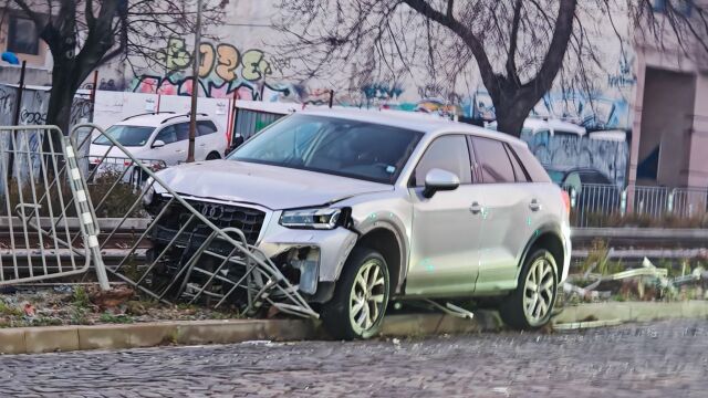 Снимка: Кола се удари в огражденията на бул. 