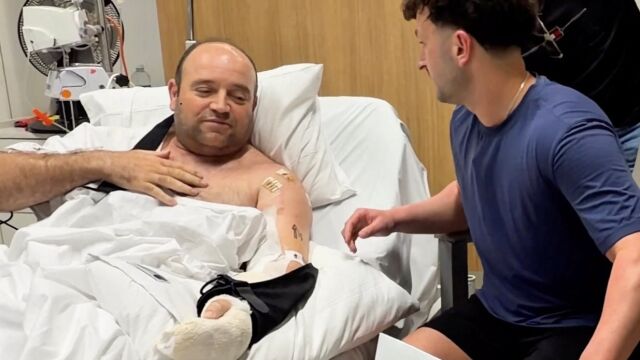 Снимка: Героят от Бонди Ахмед ал Ахмед получи 2,5 милиона долара в дарения, докато се лекува