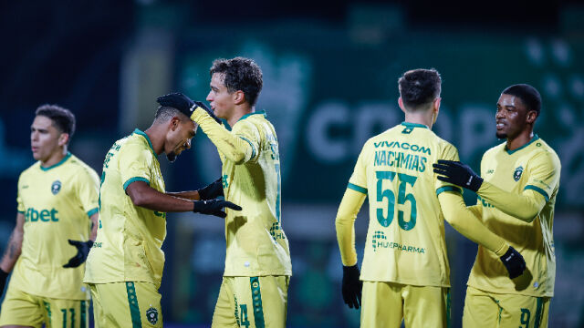 Снимка: Лудогорец громи, но ще зимува с рекордно изоставане