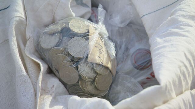 Килограми монети: В БНБ ги обръщат в левови банкноти, а след първи 1 януари - същите в евро