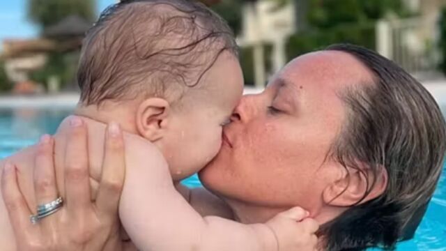 Снимка: Празнична изненада: Плувна легенда чака бебе