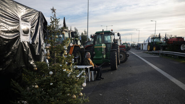 Продължават протестите на гръцките фермери, може да блокират граничните преходи за тирове