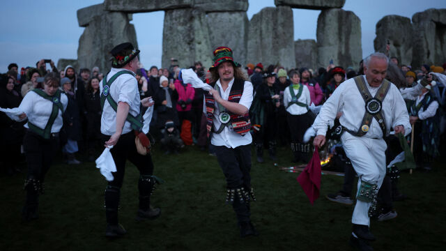 Снимка: Хиляди се събраха около Стоунхендж за зимното слънцестоене (СНИМКИ)