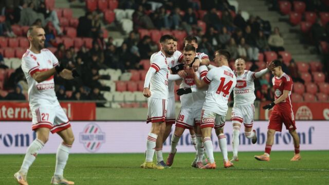 Снимка: Голът на сезона! Българин наказа вратар от центъра (ВИДЕО)