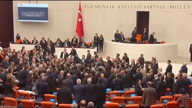 Масово сбиване в турския парламент заради Бюджет 2026 (ВИДЕО)