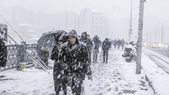 Снимка: Студена вълна нахлува в Турция със силни северни ветрове и сняг