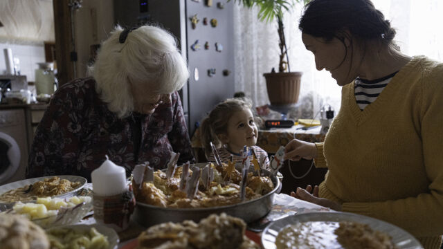 Снимка: На Коледа: Какво трябва да правим с късмета от Бъдни вечер?