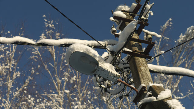 Коледният сняг прекъсна тока в десетки населени места у нас