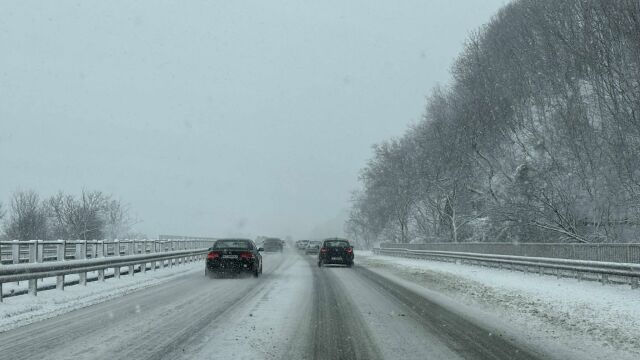 Снимка: АПИ: Снежни и хлъзгави пътища затрудняват движението в почти цялата страна
