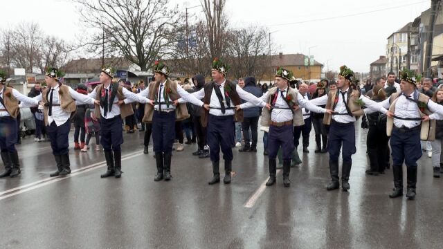 Снимка: Танцуващите коледари от Ямбол – традиция със саби, предавана през поколения (СНИМКИ и ВИДЕО)