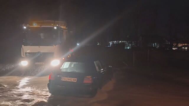 Пазарджишкото село Гелеменово е наводнено от преляла река (ВИДЕО)